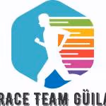 Logotipo de Race Team Güilá con la imagen de una figura corriendo en color blanco, sobre un fondo azul con líneas de colores del arcoíris, acompañado del texto "Race Team Güilá" en letras negras debajo.