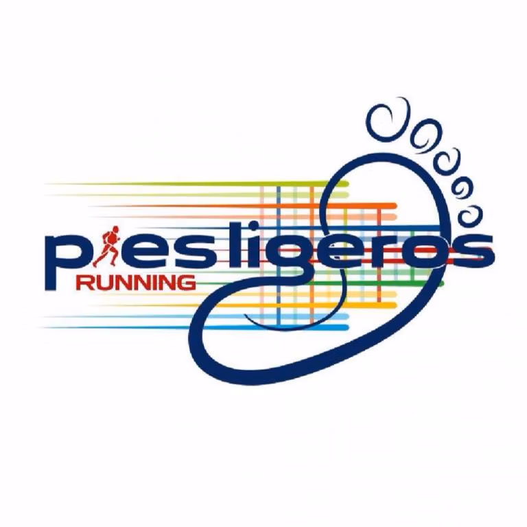 Logotipo de Pies Ligeros Running con una imagen de un pie estilizado en azul y líneas de colores detrás, acompañado del texto "Pies Ligeros" en azul y "Running" en rojo.