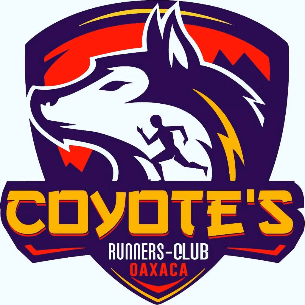 Logotipo de Coyote's Runners Club Oaxaca, con la imagen de un coyote estilizado en colores morado y blanco, con un fondo rojo. Debajo de la imagen del coyote, un corredor en silueta negra y el texto "Coyote's Runners Club Oaxaca" en letras amarillas y rojas.