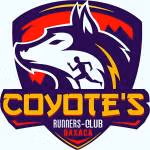 Logotipo de Coyote's Runners Club Oaxaca, con la imagen de un coyote estilizado en colores morado y blanco, con un fondo rojo. Debajo de la imagen del coyote, un corredor en silueta negra y el texto "Coyote's Runners Club Oaxaca" en letras amarillas y rojas.