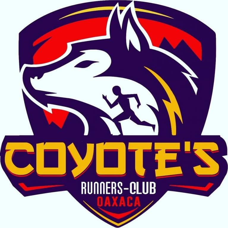 Logotipo de Coyote's Runners Club Oaxaca, con la imagen de un coyote estilizado en colores morado y blanco, con un fondo rojo. Debajo de la imagen del coyote, un corredor en silueta negra y el texto "Coyote's Runners Club Oaxaca" en letras amarillas y rojas.