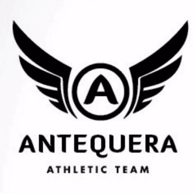Logotipo del equipo Atlético Antequera con un diseño de alas y la letra "A" en el centro, seguido del nombre del equipo en letras mayúsculas.