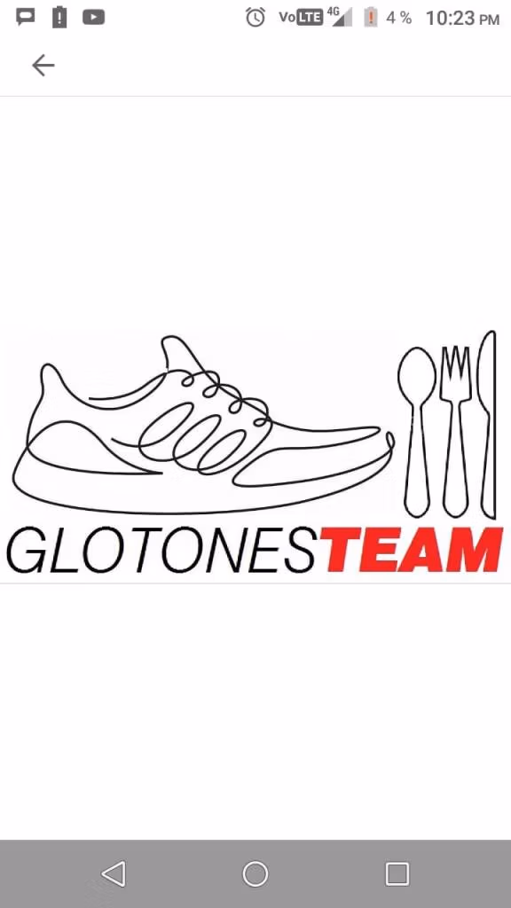 Logotipo del equipo Glotones Team, que muestra un dibujo de un tenis junto a un cuchillo, un tenedor y una cuchara. El nombre del equipo está escrito abajo, con "TEAM" en letras rojas.