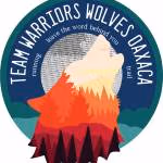 Logotipo del equipo Team Warriors Wolves Oaxaca con la imagen de un lobo aullando, montañas y árboles en tonos rojos y anaranjados, acompañado del texto "running leave the word behind you trail".