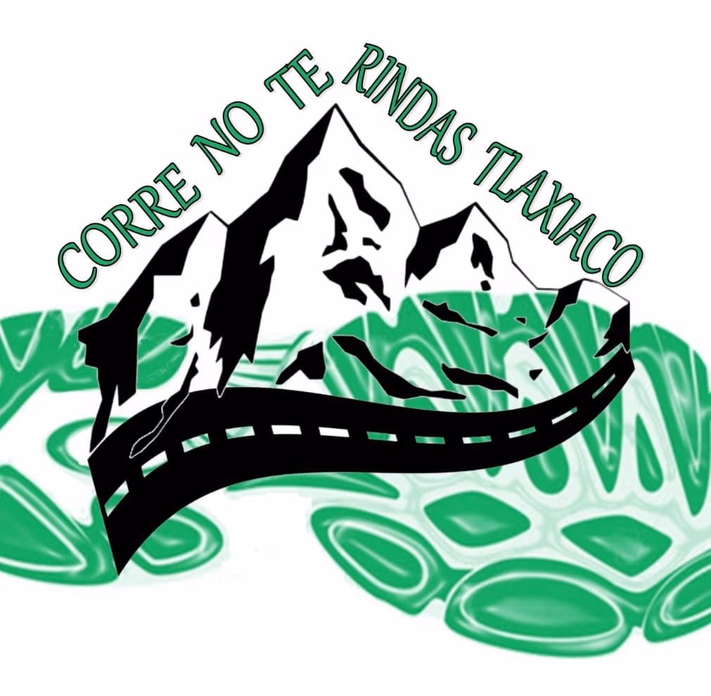 Logotipo del equipo Corre No Te Rindas Tlaxiaco, con una imagen de montañas negras y una carretera curva sobre un fondo de huella verde. El texto "Corre No Te Rindas Tlaxiaco" está en la parte superior en letras verdes.