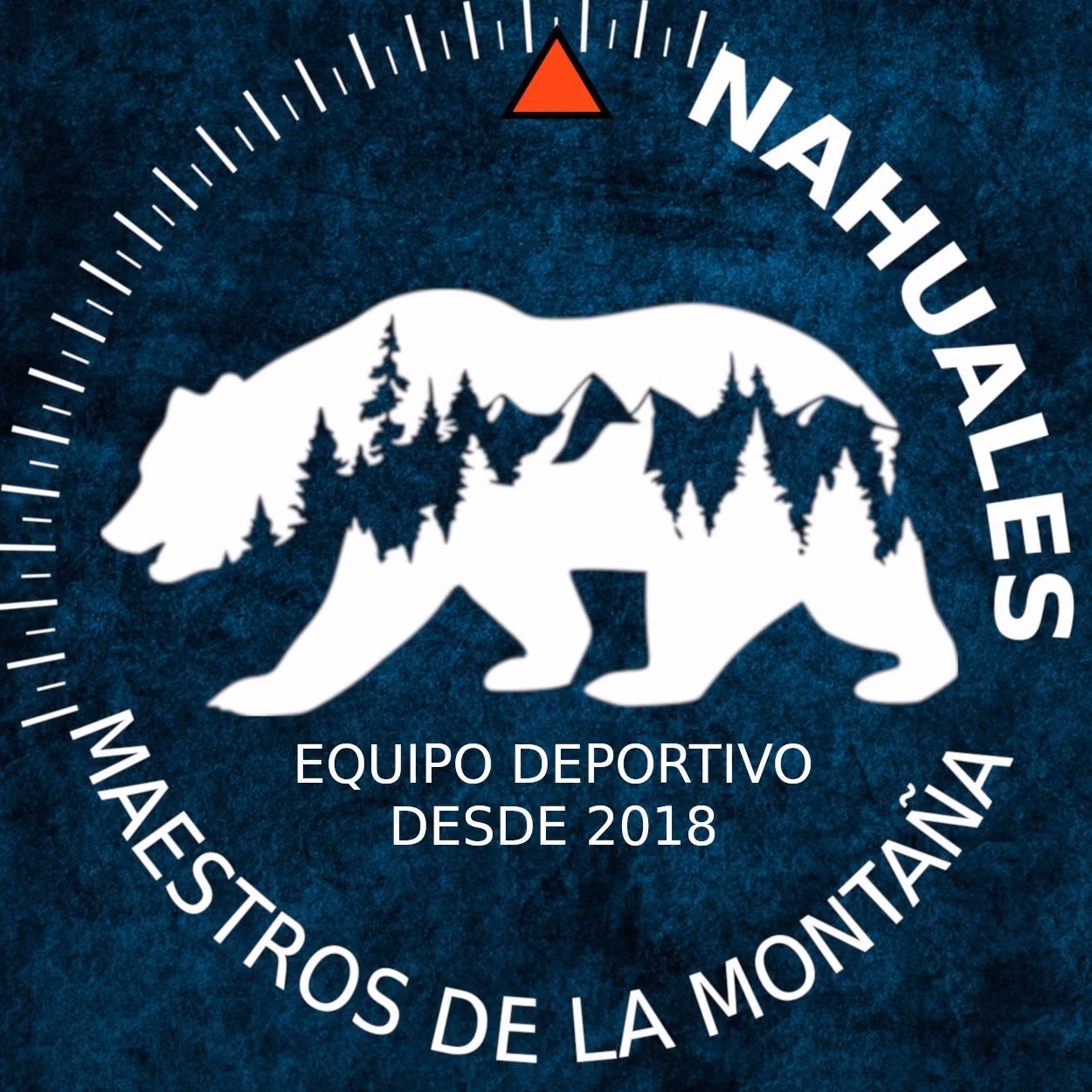 Logo del equipo deportivo Nahuales, con un oso blanco con árboles en su interior sobre un fondo oscuro. El texto dice "Nahuales Maestros de la Montaña Equipo Deportivo desde 2018" con un triángulo rojo en la parte superior.