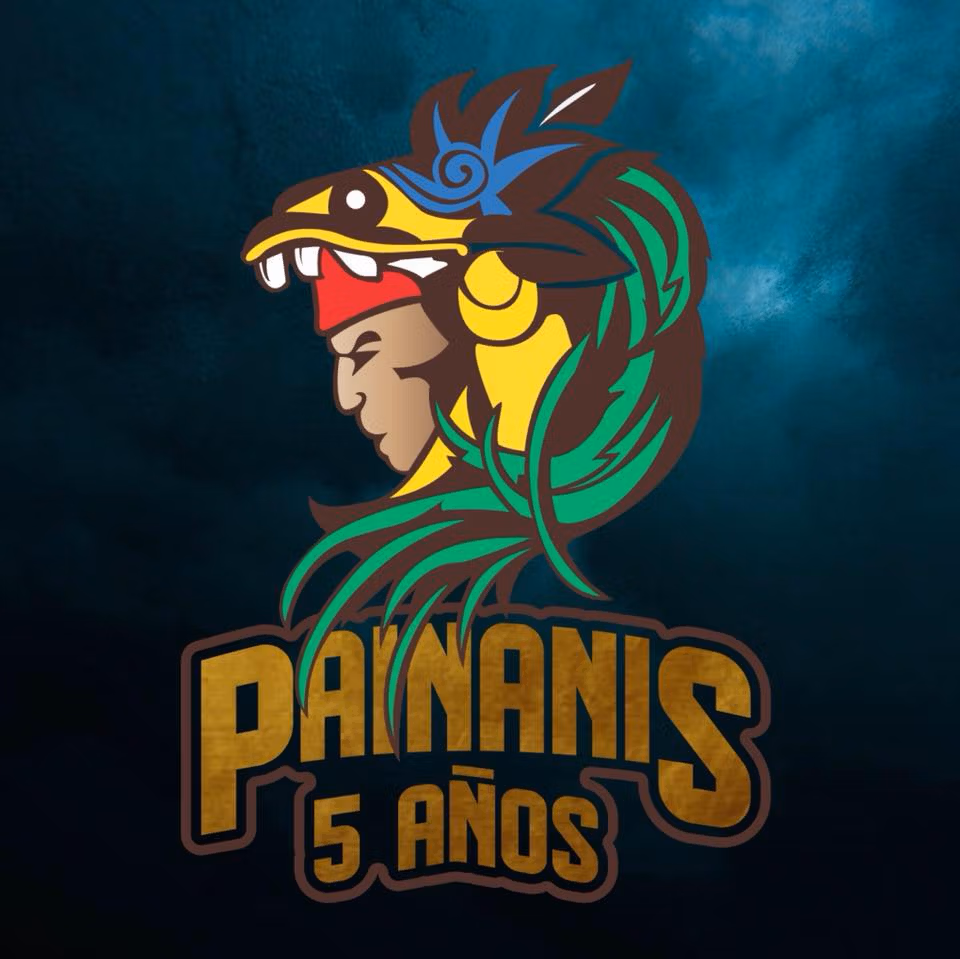 Logotipo del equipo Pananis, mostrando una figura indígena con un tocado de plumas coloridas y la cabeza de un jaguar. El texto en la parte inferior dice "Pananis 5 años" en letras doradas.